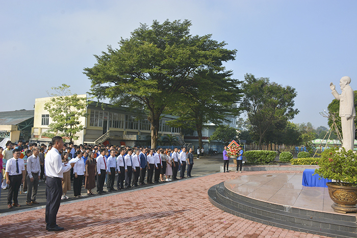 Đại biểu và HSSV dâng hoa tưởng niệm Chủ tịch Hồ Chí Minh 